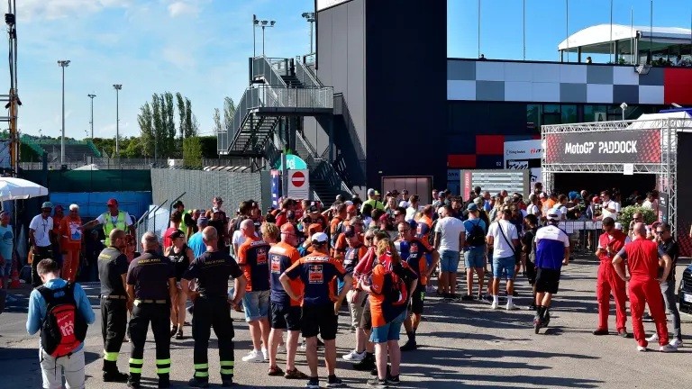 Dentro il paddock: tra immaginazione e realtà